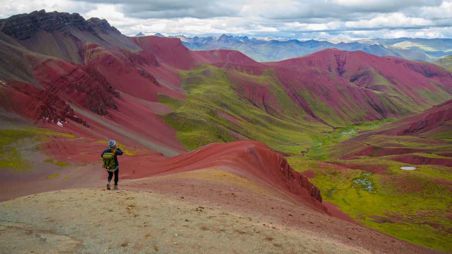 Arrive before the crowd to the Mountain in private service - The hike to Rainbow Mountain: 1.5 hours each way at a moderate pace