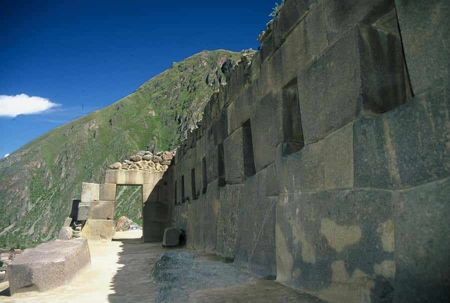From Cusco: Ollantaytambo Fortress Half-Day Private Tour - Climbing into the fortress: the Temple of the Sun and the Ten Niches