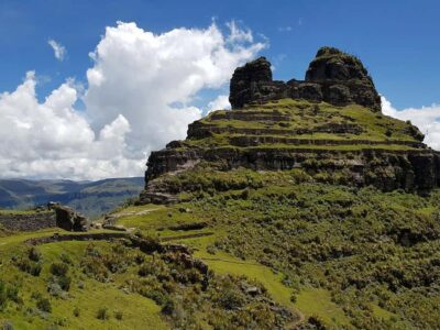From Cusco: Waqrapukara day tour with meal - The ride south: Sangarara stop and the zigzag drive to the trailhead