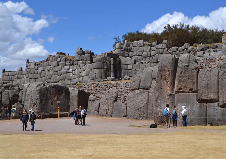 In Cusco: Saqsaywaman, Qenqo, Pukapukara, Tambomachay. - Sacsayhuaman: huge stone blocks and the Inti Raymi link