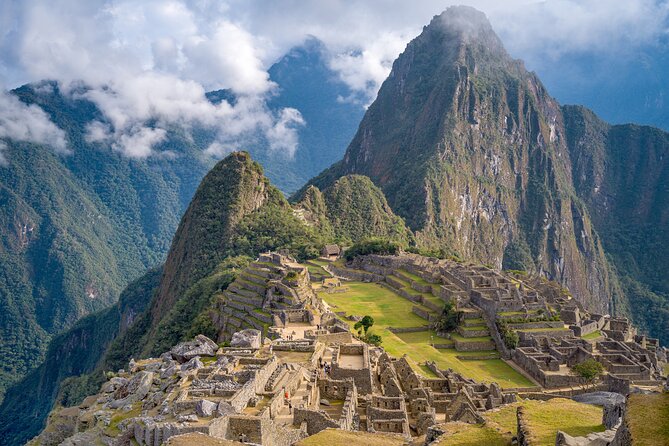 Inca Trail 4 Day Adventure to Machu Picchu with Panoramic Train - Phuyupatamarca and the cloud forest: Inca Flat views and Wiñay Wayna magic