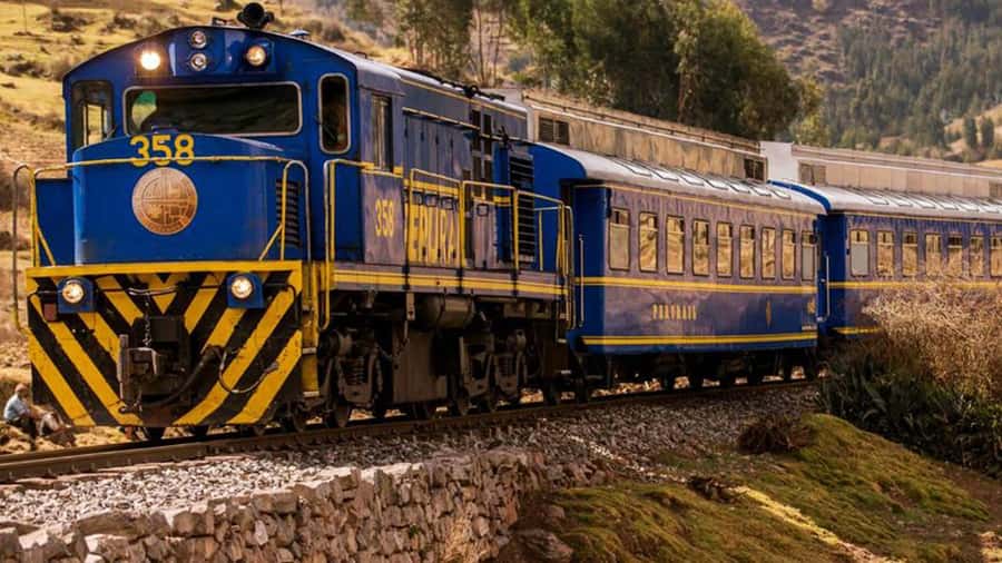 Machu Picchu: 1-day tour by Vistadome Panoramic train - Aguas Calientes arrival: a short pause before the climb