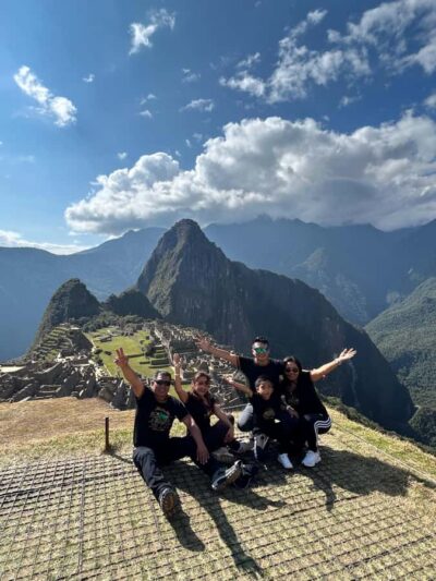 Machu Picchu: Private Tour Guide Service for up to 15 people - Pickup in Aguas Calientes and the bus to the site