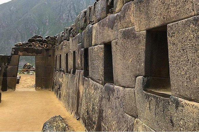 Private Tour Sacred Valley, Chinchero, Maras Moray, Ollantaytambo - Chinchero first: archaeological time (and a textile learning angle)