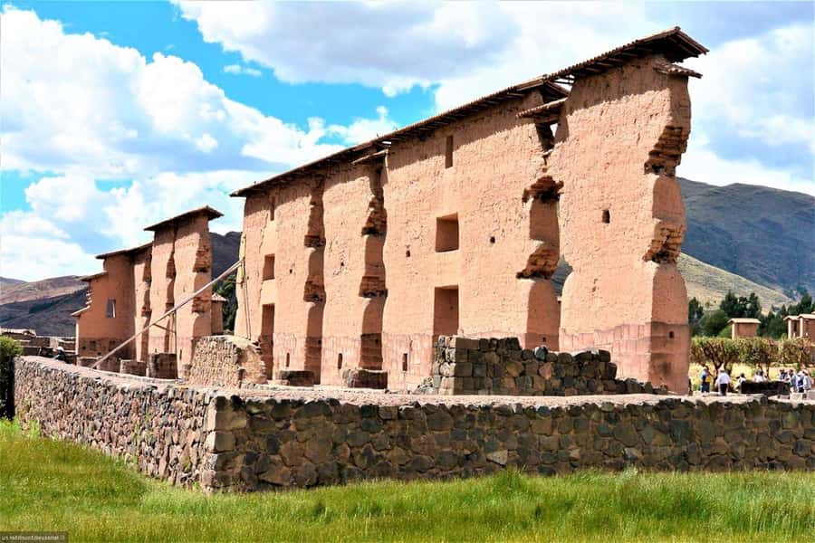 Puno: Route Of The Sun to Cusco with Lunch and Ticket Option - La Raya pass at over 4,300 meters: the photo stop reality