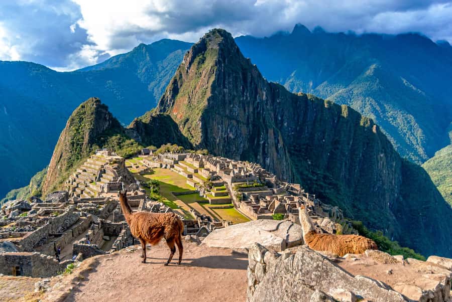 Tour Machu Picchu + Mountain of Huayna Picchu 2 days - Huayna Picchu at 9:00: a steep hike with serious payoff